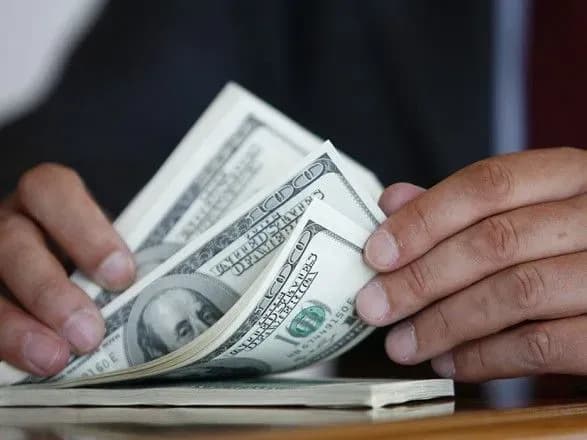 Поліцейському пропонували 6 тис. дол. "відкупних" за зберігання наркотиків і зброї