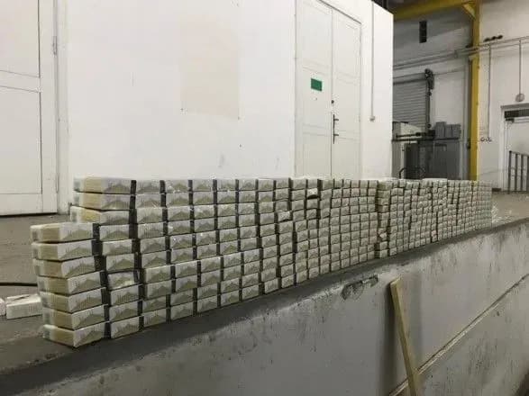 У паливному баку мікроавтобуса намагались перевезти партію контрабандних цигарок