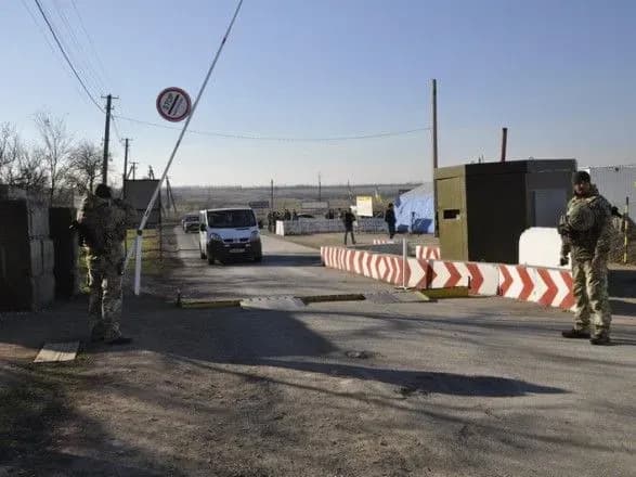 У чергах на КПВВ на Донбасі зібралось 250 авто