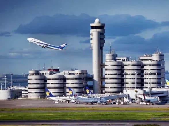 В аеропорту Токіо зіткнулися два вантажних літака