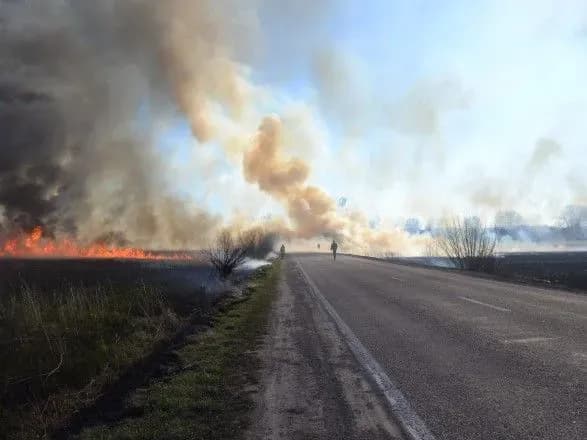 Під Рівним перекривали рух через масштабну пожежу