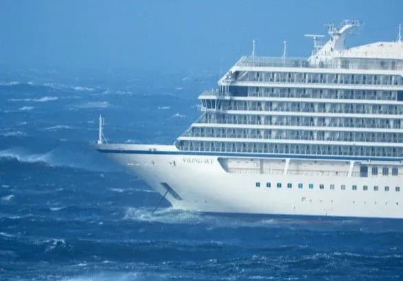З лайнера Viking Sky евакуювали вже близько 500 осіб