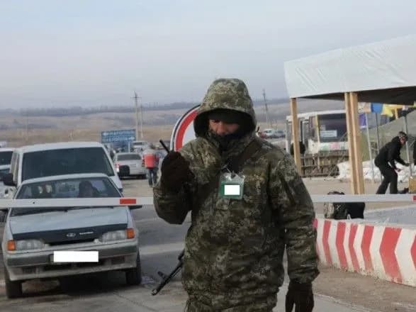 У чергах на КПВВ на Донбасі зібралися 220 автівок