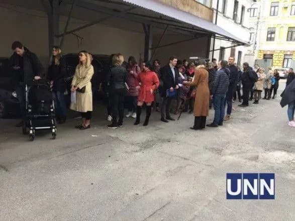 В останній день зміни місця голосування у Києві спостерігаються двогодинні черги