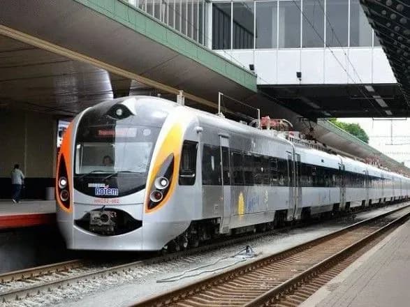 На Великодні та травневі свята призначили 7 додаткових поїздів