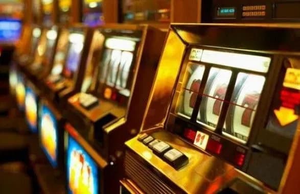 Батько малолітніх дітей позичав гроші і програвав їх в азартні ігри