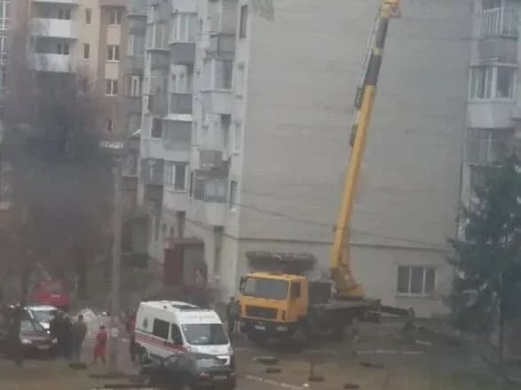 У Борисполі з автовишки зірвався робітник