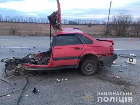 Под Винницей от удара об отбойник автомобиль разорвало пополам