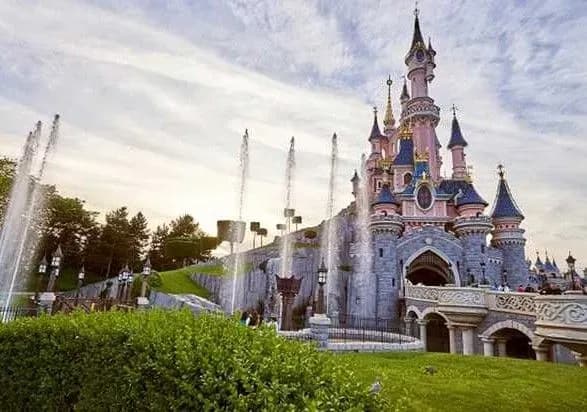 В Disneyland з травня заборонять курити та проносити лід для напоїв