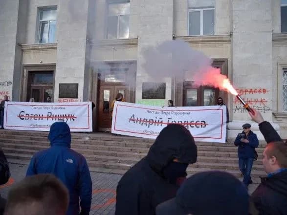 Вбивство Катерини Гандзюк: активісти із фаєрами мітингували під Херсонською ОДА