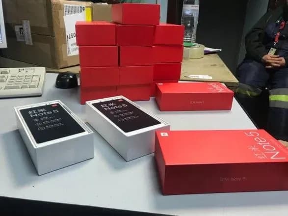 Митників запідозрили у допомозі з нелегальним ввезенням смартфонів