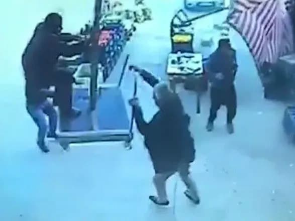 У Туреччині буревій на три метри підняв чоловіка у повітря