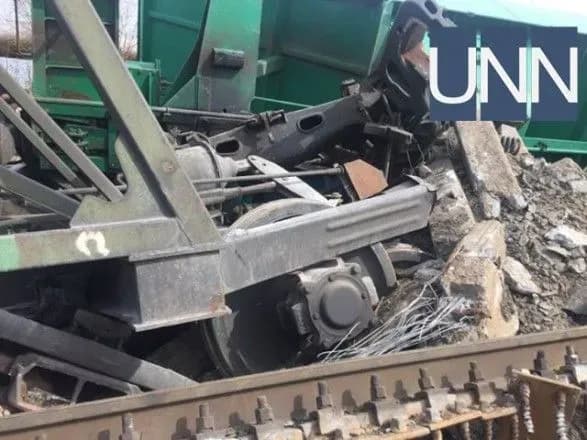 У Києві на Видубичах зійшли з рейок і перекинулись 7 вагонів із щебенем