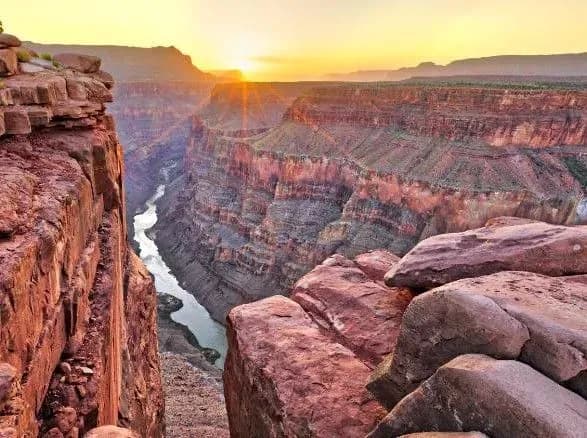 Турист зірвався у прірву у Великому каньйоні, роблячи фото