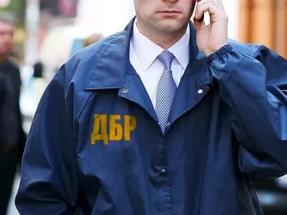 ДБР затримали двох співробітників поліції під час отримання хабара