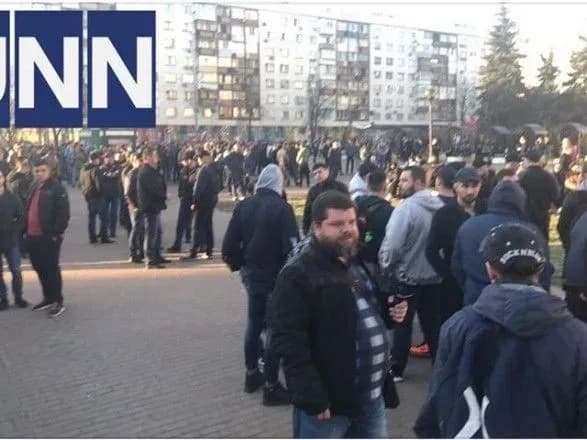 Під ЦВК зібралися невідомі молодики