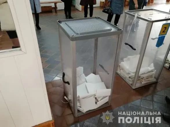 У Білій Церкві спостерігач зірвав з урни пломбу