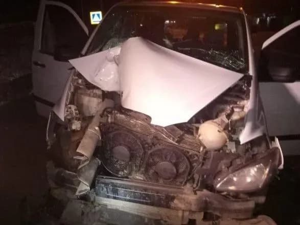 У Києві мікроавтобус врізався в металевий відбійник, постраждала дитина