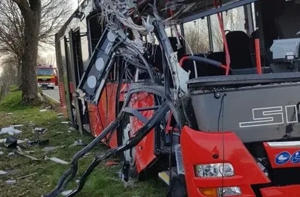 У Німеччині автобус з дітьми потрапив в ДТП, постраждали 30 осіб