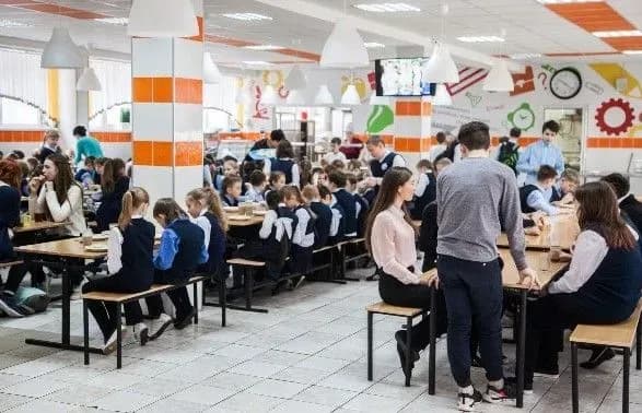 Китайські школи зобов'язали розголошувати інформацію про постачальників продуктів