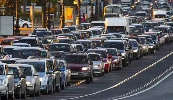 Центр Києва зупинився в заторах