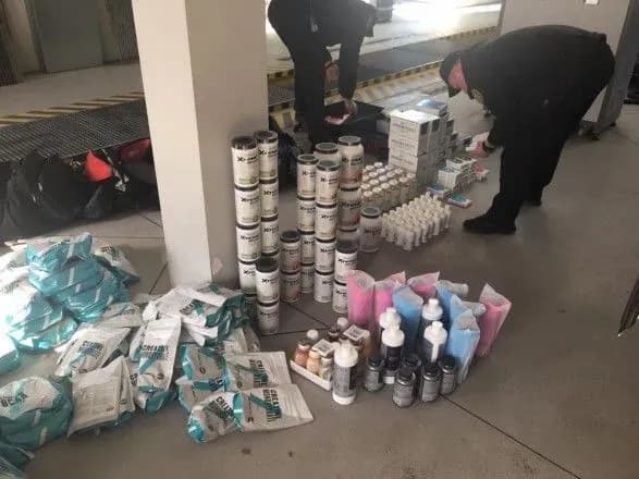 В Україну намагались завезти стратегічний запас БАДів та цукерок