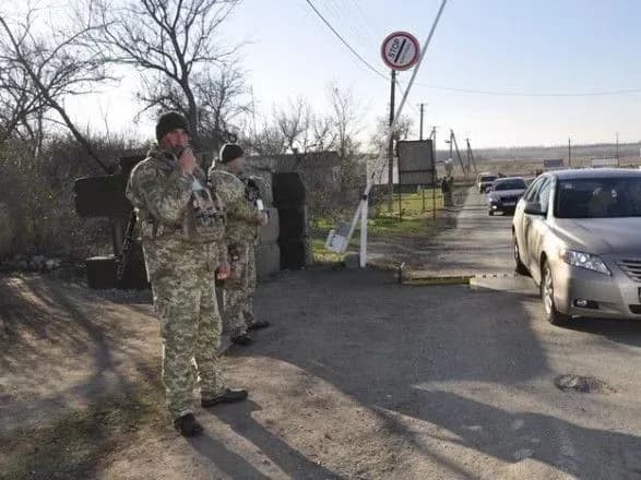 У чергах на КПВВ на Донбасі зібралось понад 200 авто