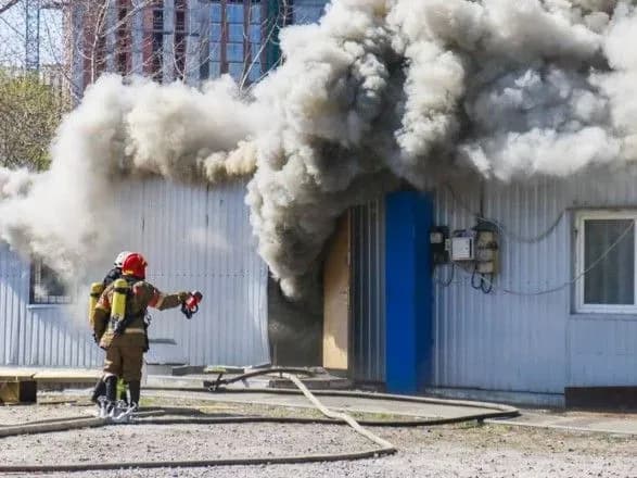 У Києві в Дарницькому районі горить МАФ