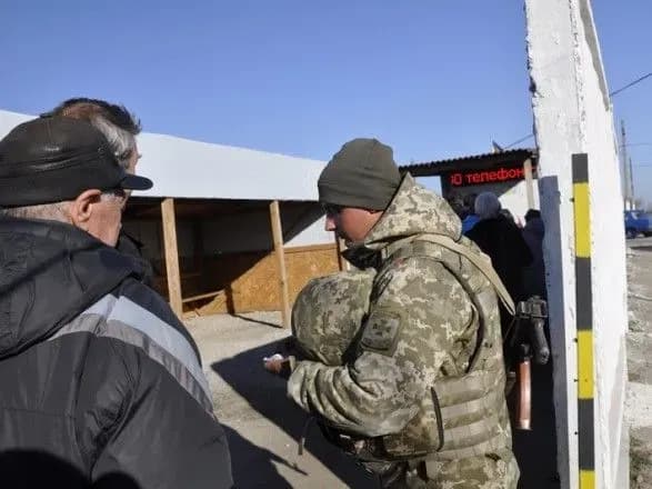 У чергах на КПВВ на Донбасі зібралось 160 авто