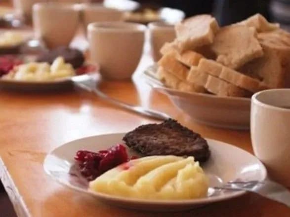 Харчуванням дітей у столичних школах задоволена лише третина батьків