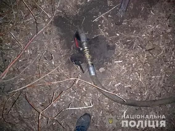 Трьох чоловіків спіймали на крадіжці нафти з трубопроводу