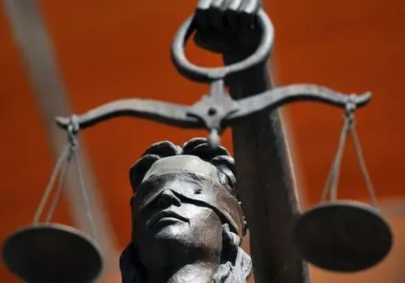 Оголошено про підозру адвокату, який разом із перевізником, протидіяв роботі конкурента