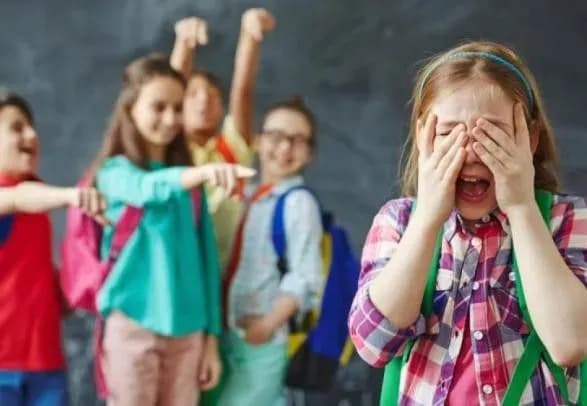 На дитячому майданчику діти плювалися в дівчинку і кинули в неї камінь