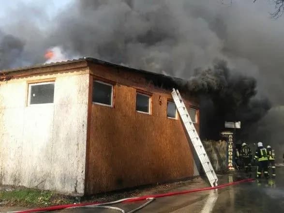 У Харкові горіла СТО, врятовано 3 автомобілі
