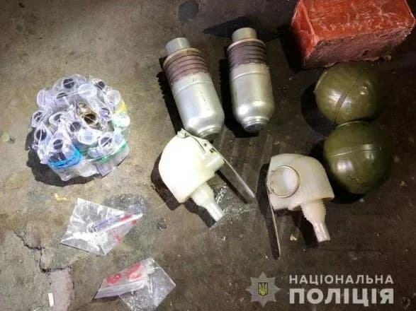 Чоловік зберігав у гаражі наркотики, тротил та гранати