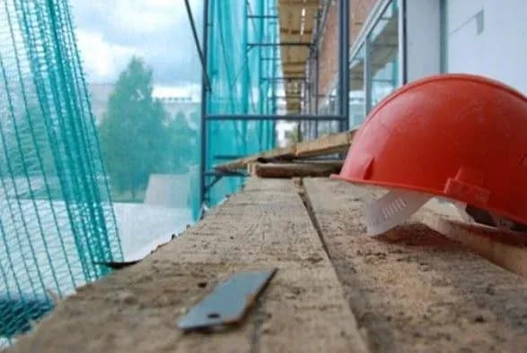 У Харкові молодий хлопець зірвався з 18-го поверху