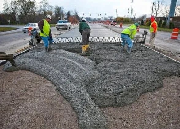 В Україні для руху автотранспорту відкрили першу ділянку бетонної дороги