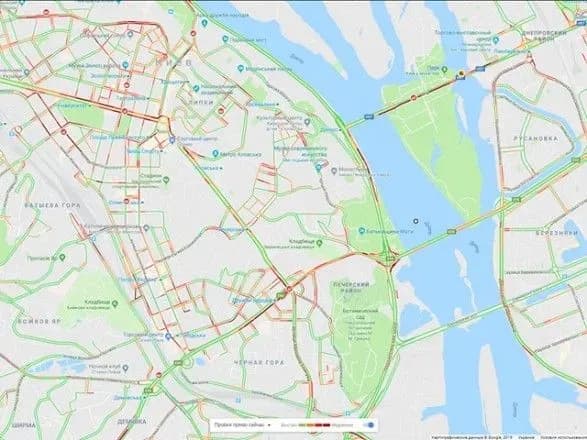 Центр Києва "червоний" від заторів