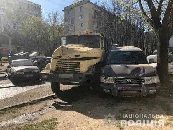 У Дніпрі вантажівка знесла вісім автівок, є постраждалі