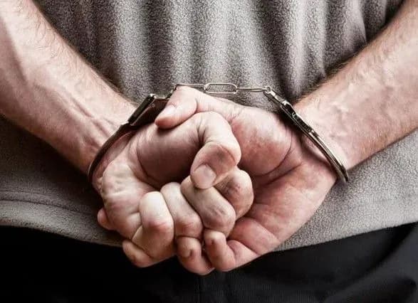 Суд заарештував чоловіка за побиття дільничного до смерті