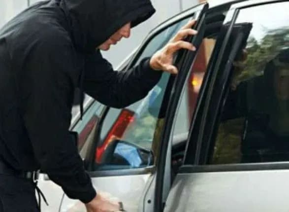 У Дніпрі троє чоловіків викрали автівок на мільйон гривень