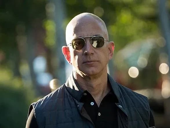 Таблоїд, який шантажував главу Amazon, виставлений на продаж