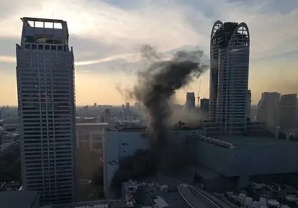 Один з найбільших у світі торговельних центрів горів у столиці Таїланду, є загиблі