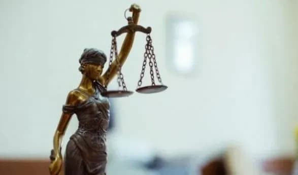 Суд залишив за ґратами посадовця, засудженого за хабар у 70 тис. грн