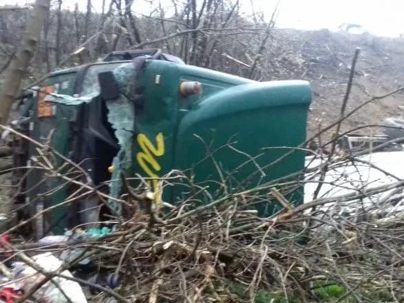 На Вінничині бензовоз вилетів у кювет