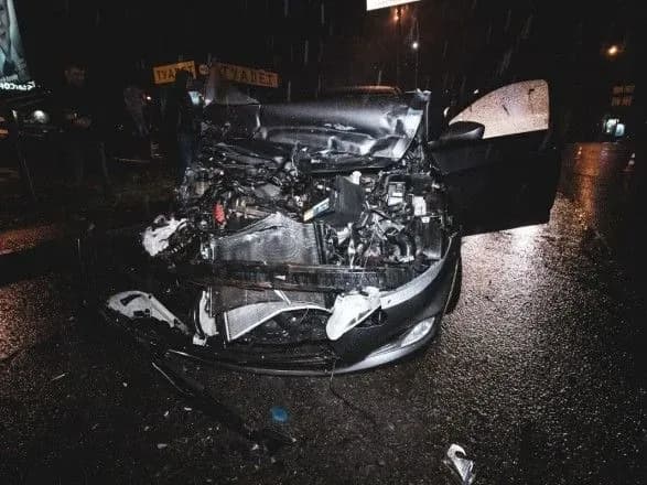 У столиці автівка врізалася у припарковану вантажівку - є постраждалі