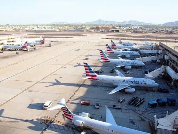 У США пасажир лайнера обливав інших рідиною та самовільно вистрибнув після посадки