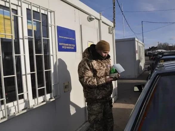 В очередях на КПВВ на Донбассе собралось 195 автомобилей