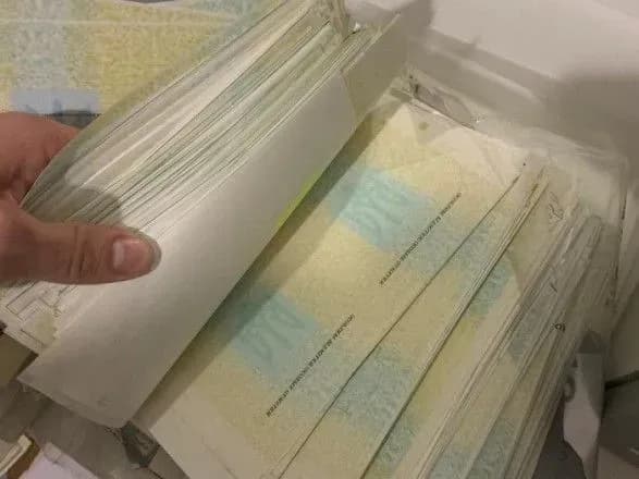 Викрито злочинне угруповання, яке виготовляло фальшиві українські документи для іноземців