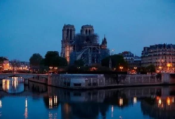 Для збору коштів на Нотр-Дам запропонували міжнародну конференцію